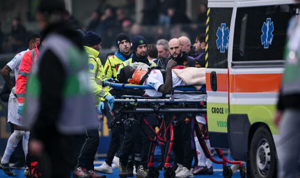 ФОТО. Жутко. Лицо в крови: лидера Фиорентины увезли в больницу прямо с поля Фиорентины, Мойзе