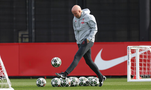 Стало известно, что сказал тренер Ливерпуля главному арбитру перед удаление Слот, Ливерпуля, Арне, Оливера, Сипке