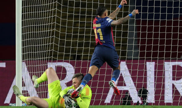 Известна оценка Трубина за матч с Барселоной, в котором он пропустил трижды Барселона, Трубин, Бенфика, Рафинья