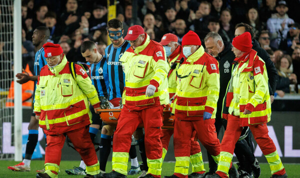 Голкипер Брюгге покинул поле на носилках с сотрясением мозга Брюгге, Миньоле, Шарлеруа, Жупиле, Хутгла