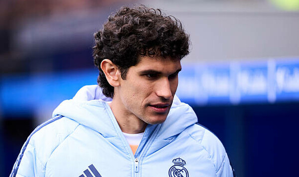 Реал выгоняет игрока, выигравшего с клубом 12 кубков. Он остается в Мадриде Вальехо, Хесус, Реал