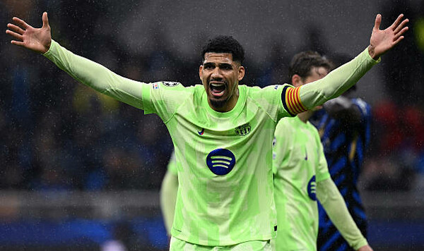 Определен главный виновник в фиаско Барсы против Интера. Это не судья Барсы, Милан, Араухо, Интер, Спортивний