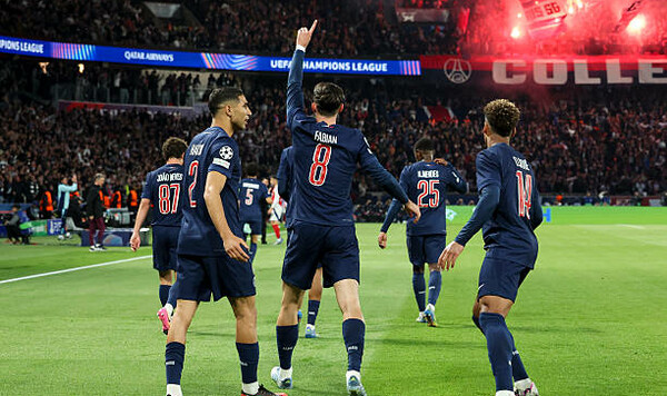 УЕФА опубликовал команду недели Лиги чемпионов Барселоны, Арсен, Венгер