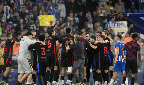 Прыгал даже Лапорта. В Барселоне показали празднование в раздевалке Барселоне, Лапорта, Эспаньола, Флика