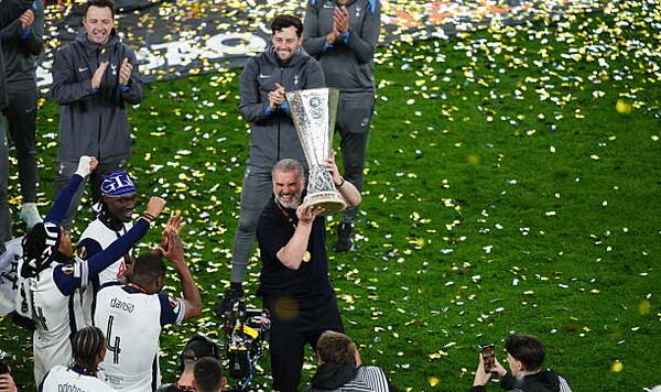 Магия Постекоглу. Австралиец выиграл трофей теперь уже с Тоттенхэмом Европы, Лигу, Юнайтед, Тоттенхэм, Постекоглу