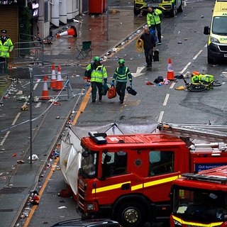 Полицейские спасли водителя от желающих линчевать его фанатов Ливерпуля, Англии, Местные, Shot
