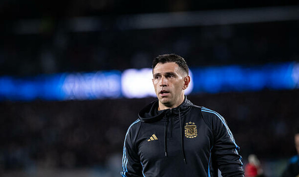 Лучший вратарь мира согласился на переход в гранд Эмилиано, Мартинес, Саудовской