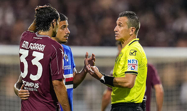 Они бросают стулья на поле. Матч плей-аут за выживание в Серии B остановлен Сампдорія, Салерно, Сібіллі, Кода, Меллена