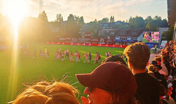 Тромсе и Мольде сыграли вечерний матч под солнцем. Как такое возможно? Мольде, Тромсе, Норвегии, Жоты, Браут