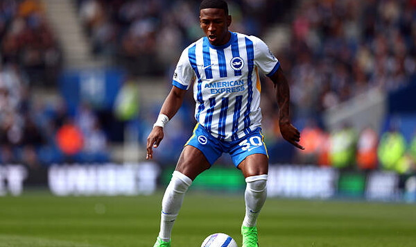 МЮ вступил в переговоры за защитника из АПЛ. Среди конкурентов – Милан Манчестер, Милан, Эступиньян, Юнайтед, Первис