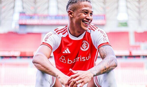 ОФИЦИАЛЬНО. Игрок Динамо Киев продлил сотрудничество с иностранным клубом Динамо, Витиньо, Интернасьоналю, Премьер, Бразилии