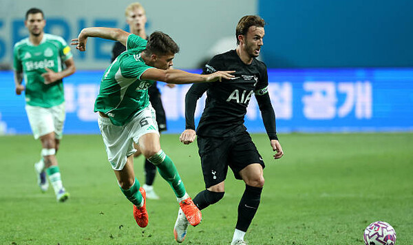 Забрали на носилках. Лидер Тоттенгема получил серьезную травму колена Тоттенхэм, Джеймс, Мэддисон, Ньюкасл