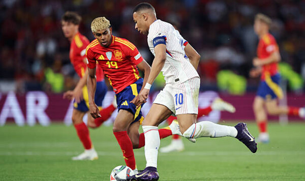 Какая возрастная группа футболистов имеет наибольшую общую стоимость? Мадрид, Реал, Transfermarkt, Сити, Манчестер