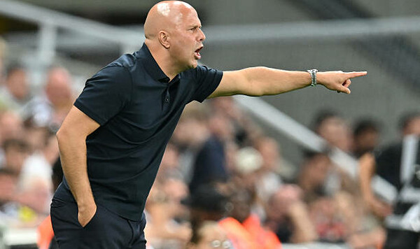 Ливерпуля, Нгумоа, Ньюкасл, Слот, Собослае