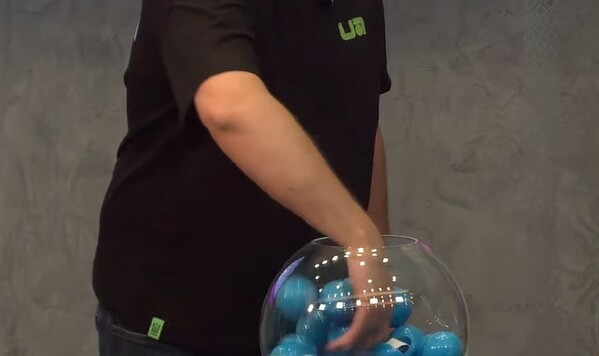 Во время жеребьевки Кубка Украины один из шариков сломался, бумажка выпала Кубка, Украины, Локомотив, Киев