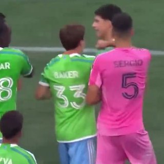 Одноклубник Месси ударил соперника кулаком по лицу после матча Сиэтл, Бускетс, Месси, Обеду