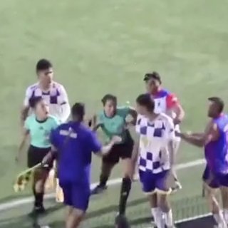 Женщина-арбитр показала красную карточку футболисту и ударила его Себальос, Боливар, Коджа, Фарук, Анкарагюджю