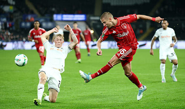 ФОТО. Зинченко закатил мяч в свои ворота в матче АПЛ Александра, Зинченко, Лесников, Форест, Ноттингем