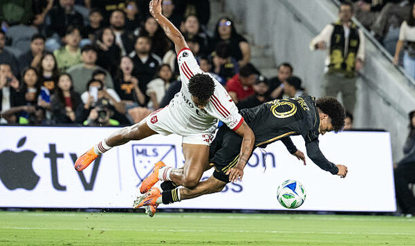 Удаление и незабитый пенальти. Лос-Анджелес и Смоляков одолели Торонто Анджелес, Торонто, Эбобиссе, Мартинес, Амайя