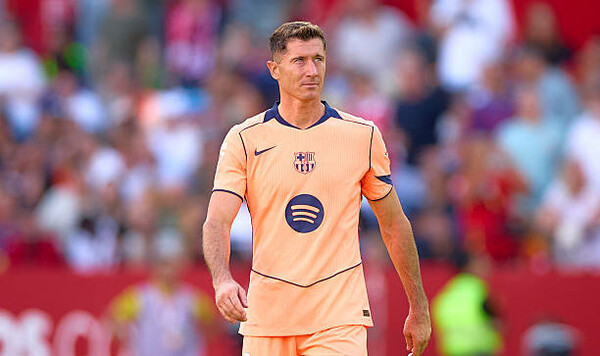 Левандовски ведет переговоры по трансферу. В нем заинтересован гранд Барселоны, Левандовски, Роберт, Альварес