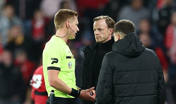 Матч Стандарда и Антверпена в Бельгии прерван и не доигран. Что случилось? Антверпен, Стандард, Рафики, Бельгии, Саид