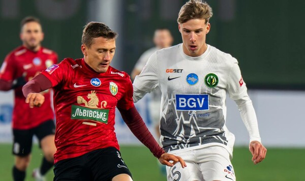 ФОТО. Полесье поздравило 19-летнего хавбека с дебютом за основную команду Іванов, Олександра, Карпат