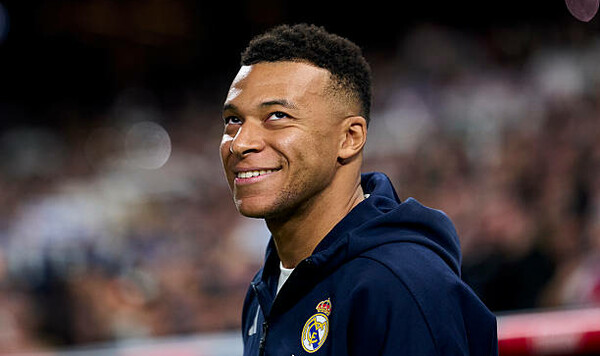 ФОТО. Проигнорировал награждение. Мбаппе вживую просмотрел матч КАН Реала, Барселоны, Орельен, Тчуамени, Кунде