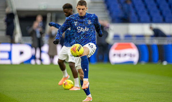 Прославленному клубу посоветовали продать звезду сборной Украины Миколенко, Эвертон, Виталия