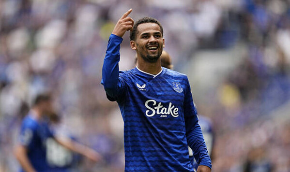 Вингер, покоривший КАН-2026, попал на радары Манчестер Юнайтед Эвертон, Манчестер, Ндиайе, Юнайтед, Кубок