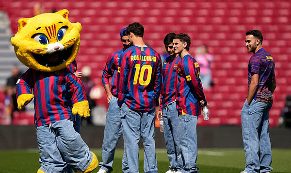 ФОТО. Ретро стиль. Барселона перед матчем надела футболки Роналдиньо Роналдиньо, Лиги, Вальекано, Райо