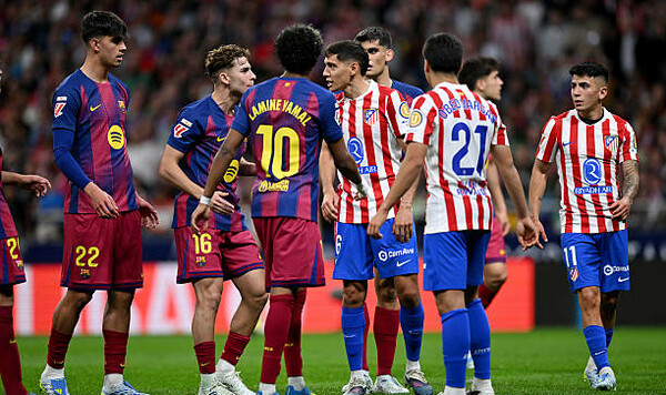 ФОТО. Парад желтых. В матче Барселоны и Атлетико разразился конфликт Барселоны, Атлетико, Ольмо, Дани