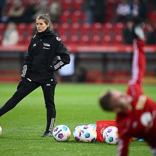 Мостовой предложил первой женщине-тренеру мужского клуба раздеться перед игроками Мостовой, Луизе, Унион, Мари