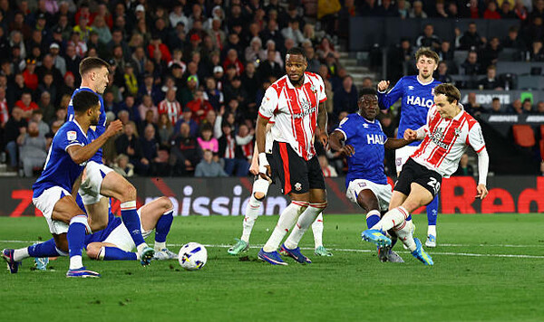 Чемпионшипа, Дерби, Шеффилд, Уэнсдей